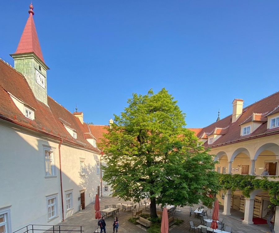 .Schlosshof .Schlosshof