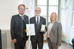 Landeshauptmann Christopher Drexler (l.) und Nationalratsabgeordnete Verena Nussbaum (r.) überreichten Domkapellmeister Josef Döller (M.) das Goldene Ehrenzeichen des Landes Steiermark. Landeshauptmann Christopher Drexler (l.) und Nationalratsabgeordnete Verena Nussbaum (r.) überreichten Domkapellmeister Josef Döller (M.) das Goldene Ehrenzeichen des Landes Steiermark.