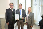 Landeshauptmann Christopher Drexler (l.) und Nationalratsabgeordnete Verena Nussbaum (r.) mit dem Vorsitzenden der "RosaLilaPantherInnen" Kurt Zernig (M.), der ebenfalls das Goldene Ehrenzeichen des Landes Steiermark erhielt. Landeshauptmann Christopher Drexler (l.) und Nationalratsabgeordnete Verena Nussbaum (r.) mit dem Vorsitzenden der "RosaLilaPantherInnen" Kurt Zernig (M.), der ebenfalls das Goldene Ehrenzeichen des Landes Steiermark erhielt.