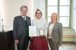 Die Schriftstellerin Claudia Rossbacher (M.) mit Landeshauptmann Christopher Drexler (l.) und der Nationalratsabgeordneten Verena Nussbaum (r.) bei der Überreichung des Goldenen Ehrenzeichens des Landes Steiermark. Die Schriftstellerin Claudia Rossbacher (M.) mit Landeshauptmann Christopher Drexler (l.) und der Nationalratsabgeordneten Verena Nussbaum (r.) bei der Überreichung des Goldenen Ehrenzeichens des Landes Steiermark.