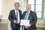 LH Christopher Drexler gratuliert Bernhard Reismann zum Professorentitel. LH Christopher Drexler gratuliert Bernhard Reismann zum Professorentitel.