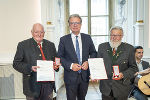 LH Christopher Drexler gratuliert Anton Schwarz (l.) und Alois Steinkleibl (r.) zur Goldenen Medaille für Verdienste um die Republik Österreich. LH Christopher Drexler gratuliert Anton Schwarz (l.) und Alois Steinkleibl (r.) zur Goldenen Medaille für Verdienste um die Republik Österreich.