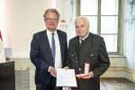 LH Christopher Drexler gratuliert Hans Pammer zum Goldenen Verdienstzeichen der Republik Österreich. LH Christopher Drexler gratuliert Hans Pammer zum Goldenen Verdienstzeichen der Republik Österreich.