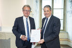LH Christopher Drexler gratuliert Peter Mandl zum Berufstitel Technischer Rat. LH Christopher Drexler gratuliert Peter Mandl zum Berufstitel Technischer Rat.