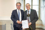 LH Christopher Drexler gratuliert Medizinalrat Walter Gsöllpointner. LH Christopher Drexler gratuliert Medizinalrat Walter Gsöllpointner.