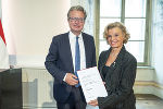 LH Christopher Drexler gratuliert Medizinalrätin Marina Lembeck. LH Christopher Drexler gratuliert Medizinalrätin Marina Lembeck.