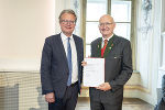 LH Christopher Drexler gratuliert Medizinalrat Friedrich Ritter. LH Christopher Drexler gratuliert Medizinalrat Friedrich Ritter.