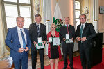 Landeshauptmann-Stellvertreter Anton Lang (l.) und Landeshauptmann Christopher Drexler (r.) bei der Überreichung der Goldenen Ehrenzeichen an Johann Kaufmann, Michaela Reitbauer und Ernst Gissing (v.l.) in der Aula der Alten Universität.