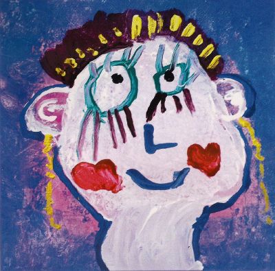 Ein gemaltes Bild eines Kindes, zwei Herzen auf den Wangen, der Hintergrund ist blau gehalten. 