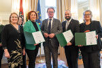 LH Christopher Drexler (Mitte) überreichte in der Grazer Burg den Menschenrechtspreis des Landes Steiermark 2022 an Ulrike Krawagna, Cornelia Schweiner, Joe Niedermayer und Dorothea Blancke (v.l.)