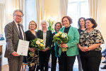 LH Christopher Drexler mit dem Team von "Steiermark hilft": Ulrike Krawagna, Claudia Gigler, Konstanze Walter, Cornelia Schweiner, Alexandra Kaufmann und Nicola Baloch (v.l.) LH Christopher Drexler mit dem Team von "Steiermark hilft": Ulrike Krawagna, Claudia Gigler, Konstanze Walter, Cornelia Schweiner, Alexandra Kaufmann und Nicola Baloch (v.l.)