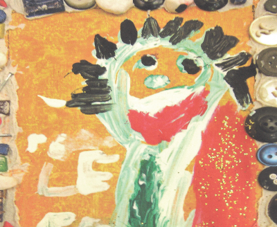 Ein gemaltes Bild eines Kindes, es lacht, das Bild ist in Herbstfarben, umrandet von aufgeklebten Knöpfen