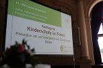 Der Blick auf die erste Folie der Präsentation der Fachtagung in der Aula der Universität KF-Graz.