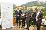 Landeshauptmann Anton Mattle, Club Alpbach Steiermark-Vorsitzender Herwig Hösele, Landeshauptmann Christopher Drexler, Landesrätin Eibinger-Miedl und Bundesminister Martin Polaschek beim Steirertreffen im Rahmen des Forum Alpbach.