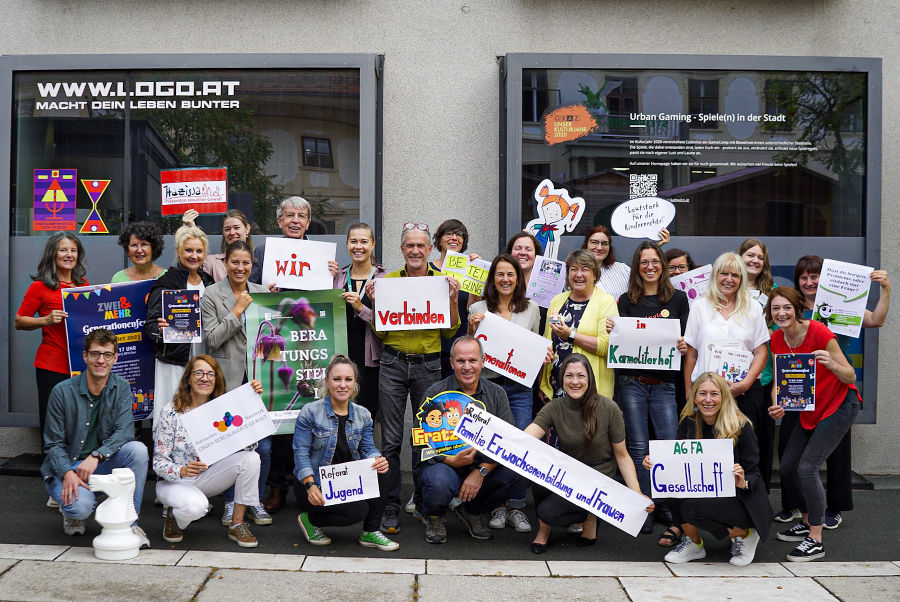 Gruppenfoto aller mitwirkenden Einrichtungen vom Karmeliterhof anlässlich des ZWEI & MEHR-Generationfestes