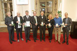 Ehrenzeichen-Überreichung in der Aula der Alten Universität: Johannes Chum, Peter Pakesch, Harald Kainz, LH Christopher Drexler, Wilfried Eichlseder, Almuthe Christine Hauer, Franz Dampfhofer und Gerd Kühr (v.l.)