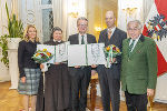 Die Elisabethinen Graz wurden mit dem Großen Josef Krainer-Preis ausgezeichnet: Christine Ruess, Generaloberin Bonaventura Holzmann, LH Christopher Drexler, Geschäftsführer Christian Lagger und Gerald Schöpfer (v.l.)