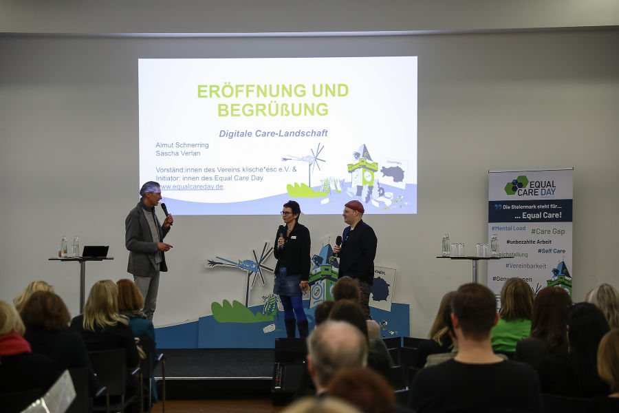 vlnr.: Moderator Oliver Zeisberger mit Almut Schnerring und Sascha Verlan