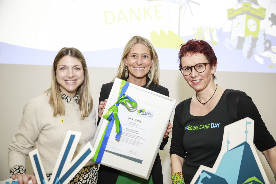 vlnr.: Barbara Siegl, Marion Innerhofer-Eibel und Almut Schnerring mit der Auszeichnung als Botschafterinnen der Initiative Equal Care Day  