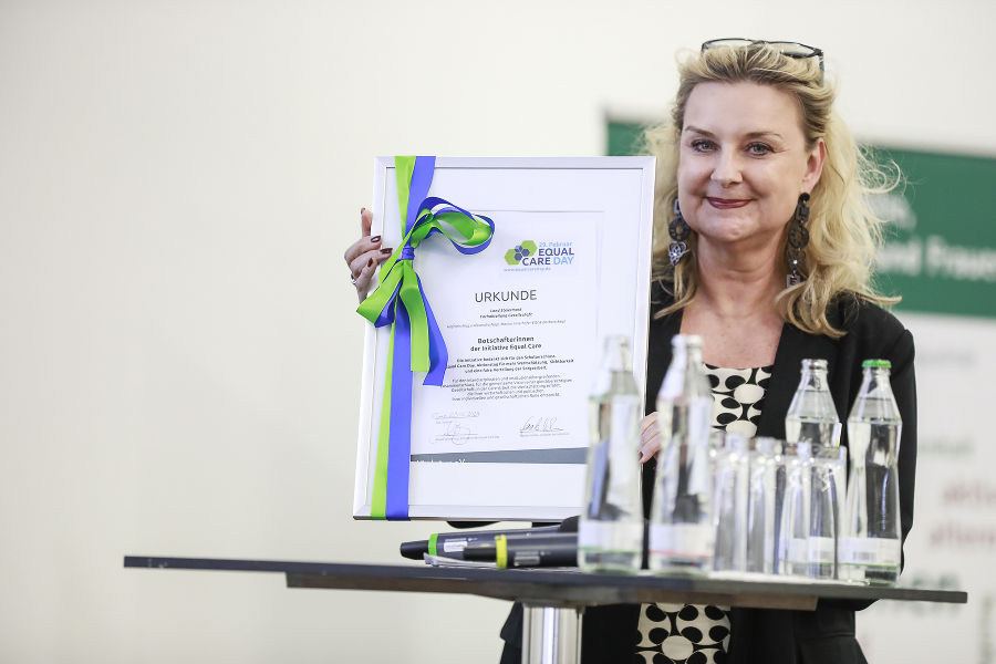 Fachabteilungs-Leiterin Alexandra Nagl mit der Auszeichnung als Botschafterin der Initiative Equal Care Day
