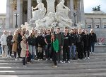 Die Exkursionsteilnehmer/-innen vor dem Parlamentsgebäude in Wien © LBS Mitterdorf