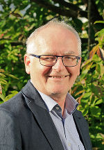 Persönliches Foto Gerhard Vötsch vor Baum