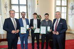 Auszeichnung für drei Lebensretter: LH Christopher Drexler und LH-Stv. Anton Lang mit Georg Dervaritz, Lukas Profanter und Patrick Trifan. © Foto: Land Steiermark/Robert Frankl; Verwendung bei Quellenangabe honorarfrei