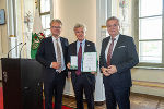 LH Christopher Drexler und LH-Stv. Anton Lang gratulierten Charly Temmel zum Goldenen Ehrenzeichen des Landes Steiermark LH Christopher Drexler und LH-Stv. Anton Lang gratulierten Charly Temmel zum Goldenen Ehrenzeichen des Landes Steiermark