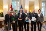 LH Christopher Drexler (3.v.l.) mit den geehrten Altbürgermeistern des Bezirks Hartberg-Fürstenfeld: Bgm. a.D. Gerald Maier (2.v.l.), Gerhard Gschiel (4.v.l.) und Johann Rechberger (5.v.l.). © Land Steiermark/Robert Frankl; bei Quellenangabe honorarfrei