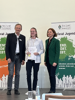 Fabienne Knolly mit ihrer Siegerurkunde © Silvia Statthaler