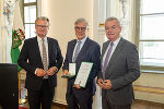 Hellmut Samonigg wurde von LH Christopher Drexler und LH-St. Anton Lang mit dem Großen Goldenen Ehrenzeichen des Landes Steiermark geehrt.