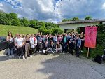 Gruppenfoto der Schüler:innen und Lehrpersonen mit der selbst gestalteten Fahne in Mariazell © LBS Mitterdorf