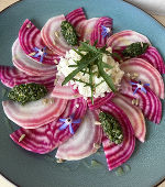Rote-Beete-Carpaccio mit Ziegenfrischkäse und Rucola-Pesto © FS Schloss Stein