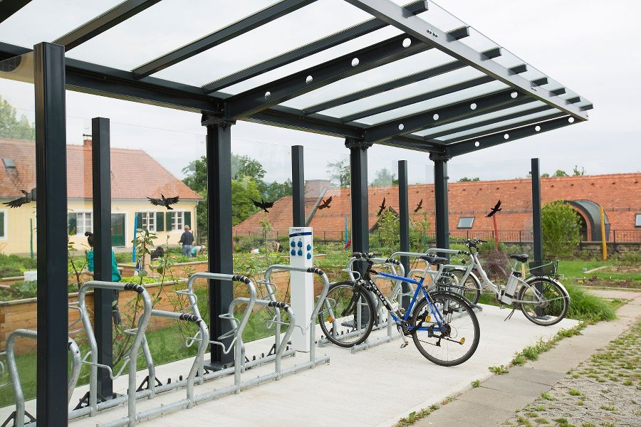 Fahrradständer und Elektroladestationen