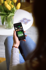 Ein Mock-Up - es zeigt, wie jemand den Podcast am Smartphone aufruft. Ein Mock-Up - es zeigt, wie jemand den Podcast am Smartphone aufruft.