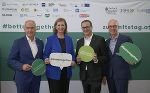 v.l.: Heinz Mayer (Geschäftsführer JR), Barbara Eibinger-Miedl (Wirtschafts- und Wissenschaftslandesrätin Steiermark), Christoph Ludwig (Geschäftsführer SFG), Jo De Boeck (Vice President IMEC). © JOANNEUM RESEARCH/Bergmann