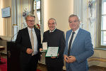 LH Christopher Drexler (l.) überreichte gemeinsam mit LH-Stv. Anton Lang (r.) Günther Ebenschweiger das Goldene Ehrenzeichen des Landes Steiermark. LH Christopher Drexler (l.) überreichte gemeinsam mit LH-Stv. Anton Lang (r.) Günther Ebenschweiger das Goldene Ehrenzeichen des Landes Steiermark.