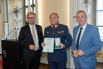 LH Christopher Drexler (l.) und Anton Lang (r.) mit Herbert Fuik, der das Goldene Ehrenzeichen des Landes Steiermark überreicht bekam. LH Christopher Drexler (l.) und Anton Lang (r.) mit Herbert Fuik, der das Goldene Ehrenzeichen des Landes Steiermark überreicht bekam.