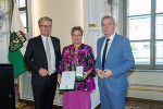 LH Christopher Drexler (l.) und Anton Lang (r.) gratulierten Manuela Holowaty zum Goldenen Ehrenzeichen des Landes Steiermark. LH Christopher Drexler (l.) und Anton Lang (r.) gratulierten Manuela Holowaty zum Goldenen Ehrenzeichen des Landes Steiermark.