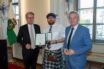LH Christopher Drexler (l.) und Anton Lang (r.) mit Daniel Zelger, der zwei Personen vor dem Ertrinken gerettet hat und dafür mit der Steirischen Lebensrettungsmedaille am weiß-grünen Band ausgezeichnet wurde. LH Christopher Drexler (l.) und Anton Lang (r.) mit Daniel Zelger, der zwei Personen vor dem Ertrinken gerettet hat und dafür mit der Steirischen Lebensrettungsmedaille am weiß-grünen Band ausgezeichnet wurde.