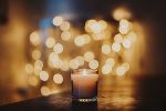 Eine Kerze, dahinter sind Lichter, die geblurrt sind. © Bild von Jeremy Kyejo auf Pixabay