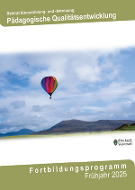 Das Cover des neuen Fortbildungskatalogs. Es zeigt einen Heißluftballon, der in einen blauen Himmel schwebt.