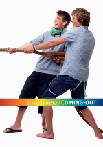 ZWEI junge Männer ziehen an einem Seil