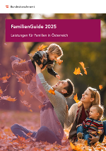 Familie sitzt im Herbstwald, Vater hält Kind in die Höhe, Mutter hat jüngeres Kind am Schoß