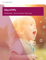 Titelbild: Kleinkind versucht mit offenem Mund kleine Seifenblasen zu fangen.