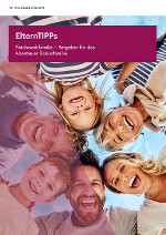 Titelbild: Zwei Elternteile, zwei Großelternteile und zwei Kinder stehen im Kreis und lachen in die auf dem Boden liegende Kamera