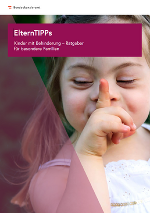 Titelbild: kleines Mädchen (Trisomie 21) hält sich die Faust mit ausgestrecktem Zeigefinder "pssst" vor den Mund