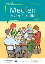 Cartoon: Familie sitz zusammen am Essenstisch. Vater liest die Zeitung, Mutter tippt am Handy, Jugendlicher schreibt am Laptop, Jugendliche spielt mit der Spielekonsole und das kleine Kind im Hochsitz mit einem Stofftier in der Hand, schaut sich das alles am.