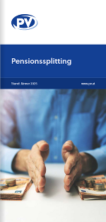 zwei Stabel Geld auf dem Tisch von zwei Männerhänden geteilt.