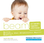 Lachendes Baby, vor sich ein Schild mit der Aufschrift: beam – wir beraten, begleiten, informieren - Beratung, Behinderung, Begleitung - Eltern - Alltagskompetenz, Migration